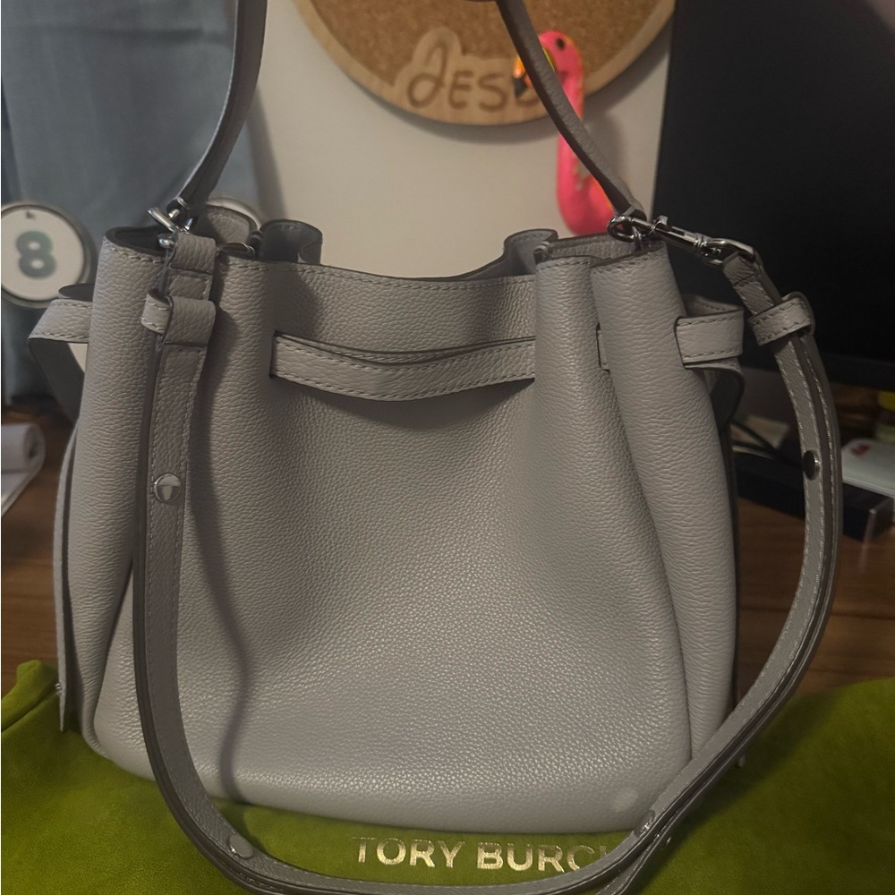 Tory Burch Romy Pebble Leather Bucket Bag - Picture 6 of 6